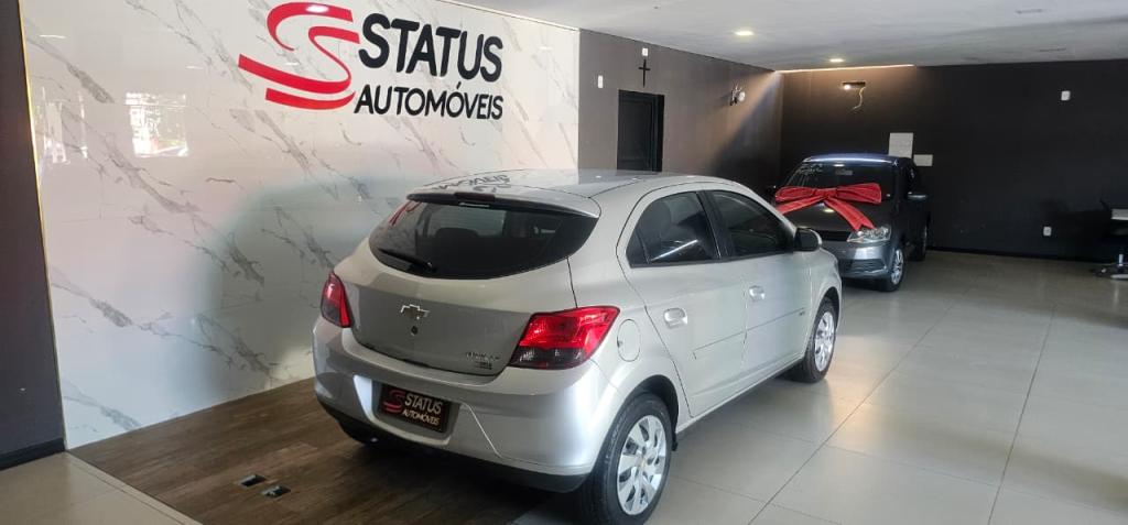 CHEVROLET Onix Hatch - Foto