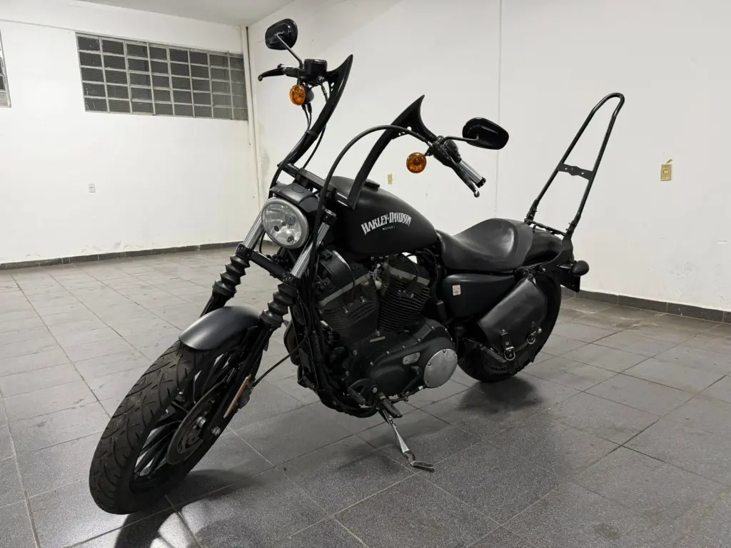HARLEY DAVIDSON Sportster XL 883