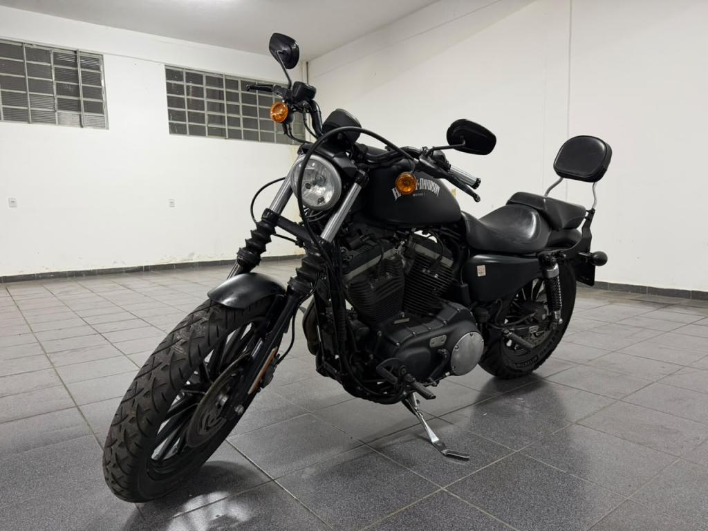 HARLEY DAVIDSON Sportster XL 883