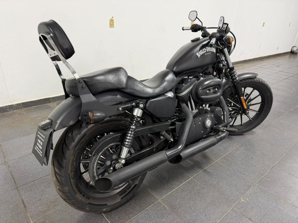 HARLEY DAVIDSON Sportster XL 883 - Foto
