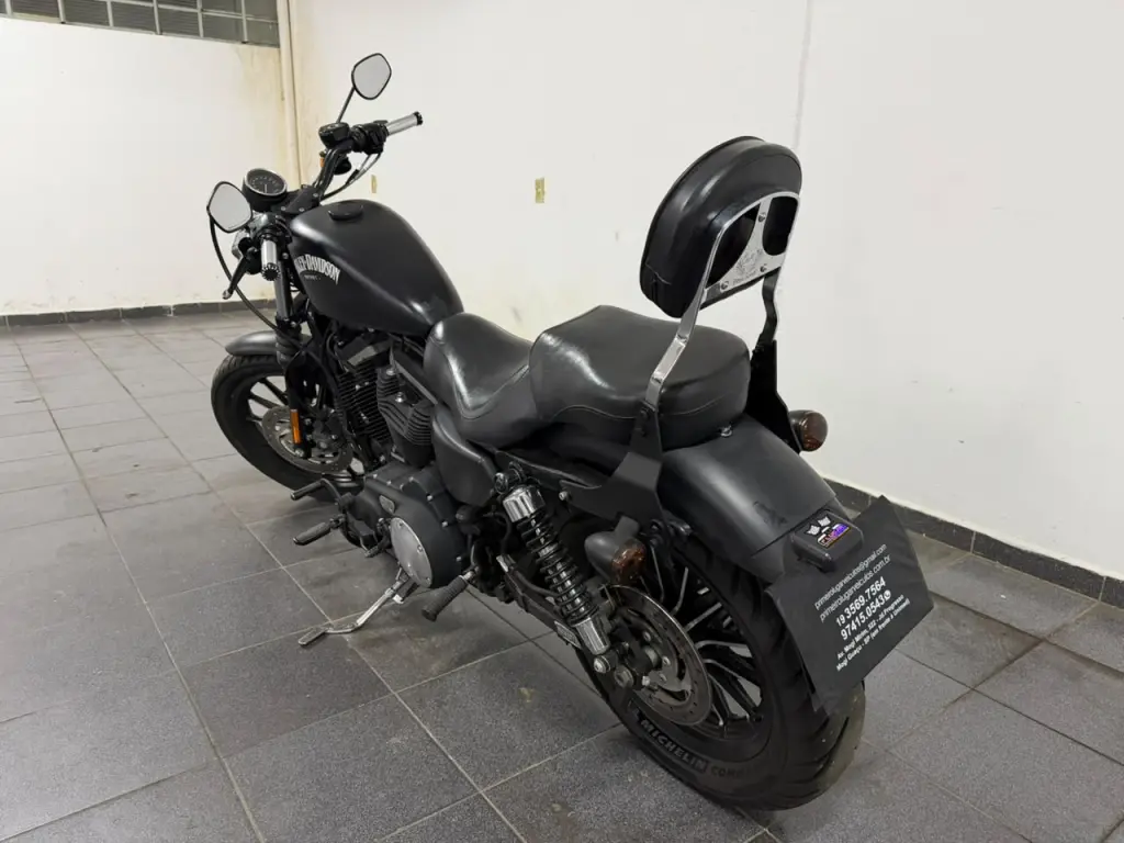 HARLEY DAVIDSON Sportster XL 883 - Foto