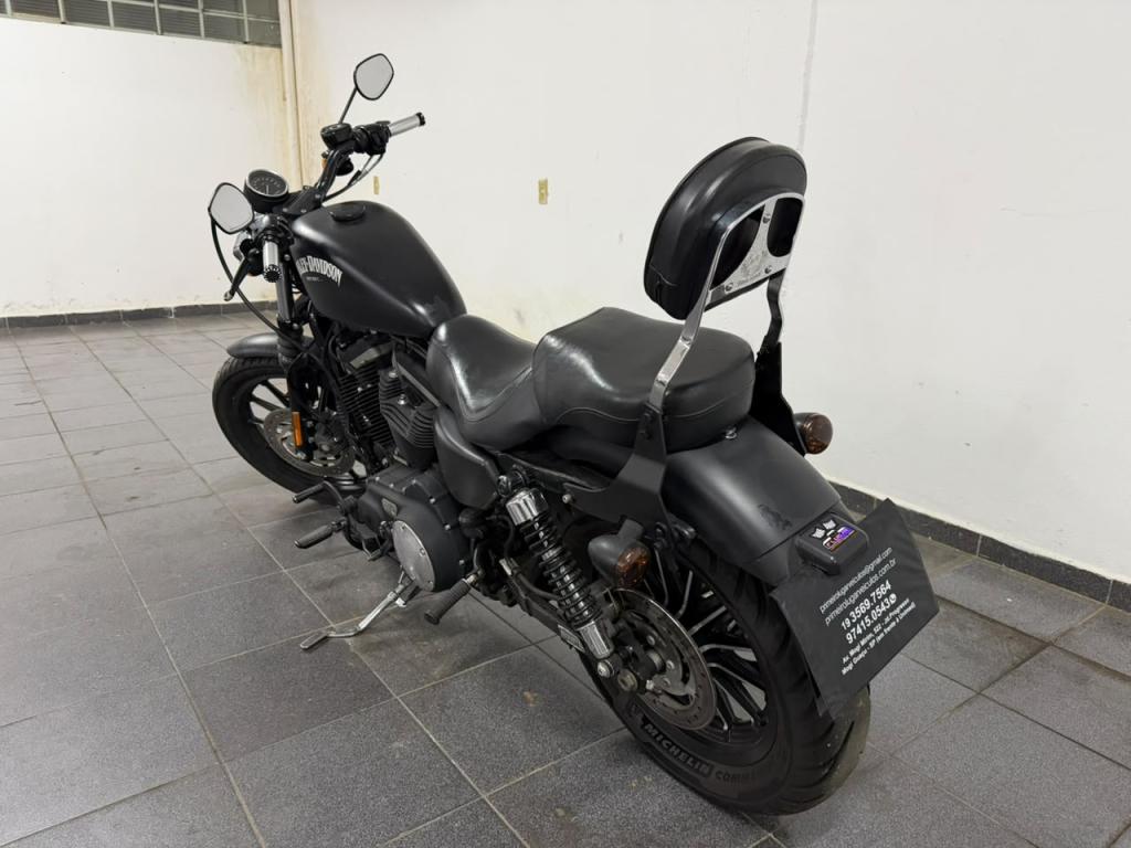 HARLEY DAVIDSON Sportster XL 883 - Foto