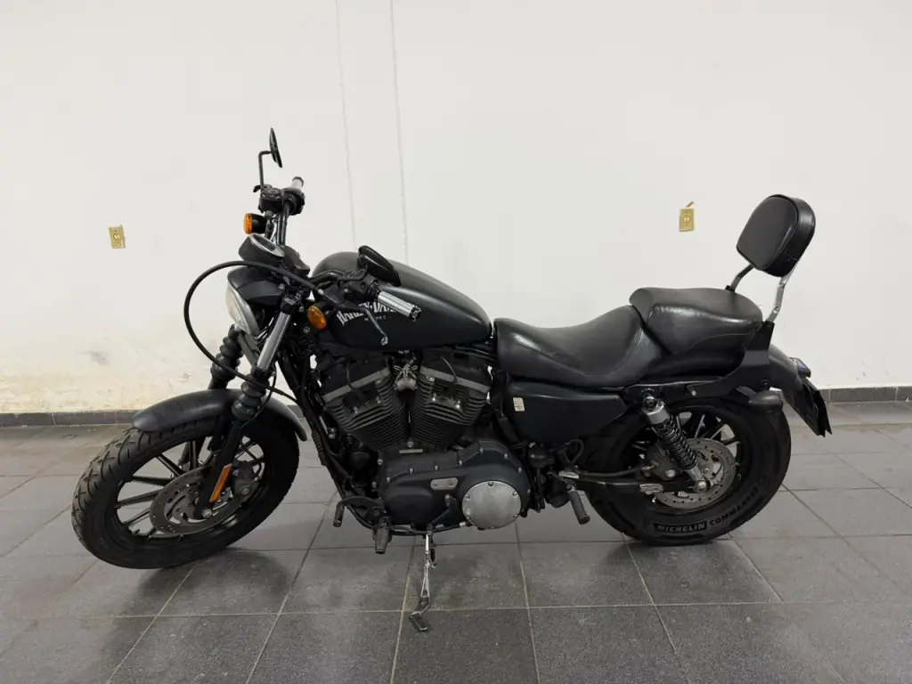 HARLEY DAVIDSON Sportster XL 883 - Foto