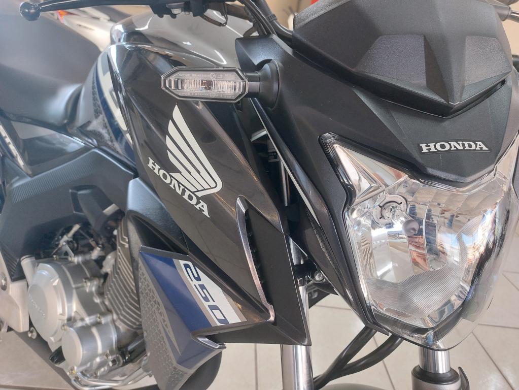 HONDA CB 250 F Twister