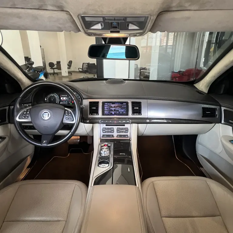 JAGUAR XF - Miniatura