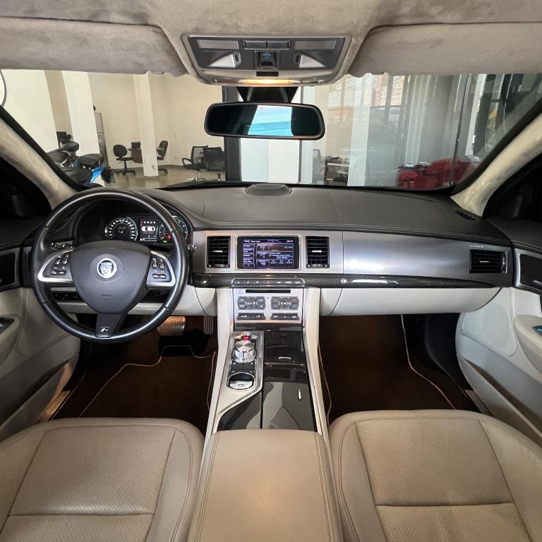 JAGUAR XF - Miniatura