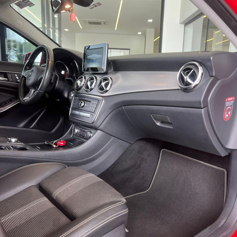 MERCEDES-BENZ GLA 200 - Foto