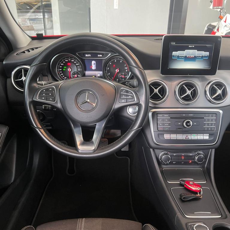 MERCEDES-BENZ GLA 200 - Foto