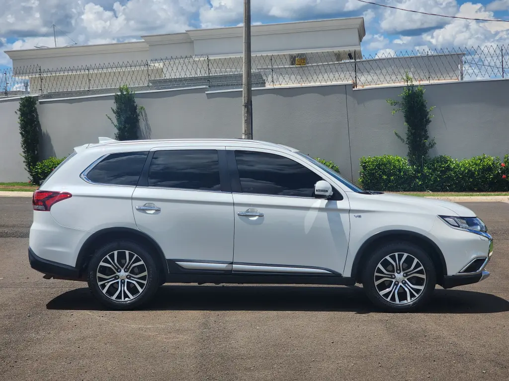 MITSUBISHI Outlander - Foto