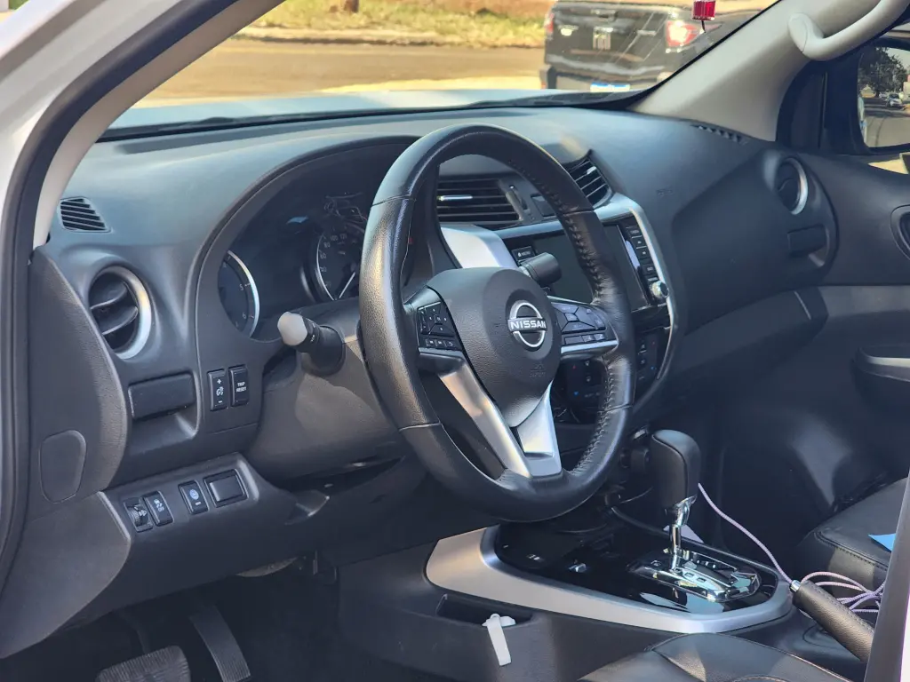 NISSAN Frontier - Foto