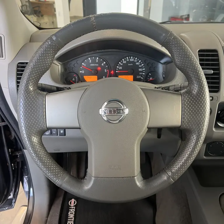 NISSAN Frontier - Miniatura