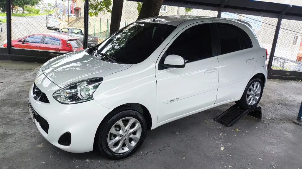 NISSAN March - Foto