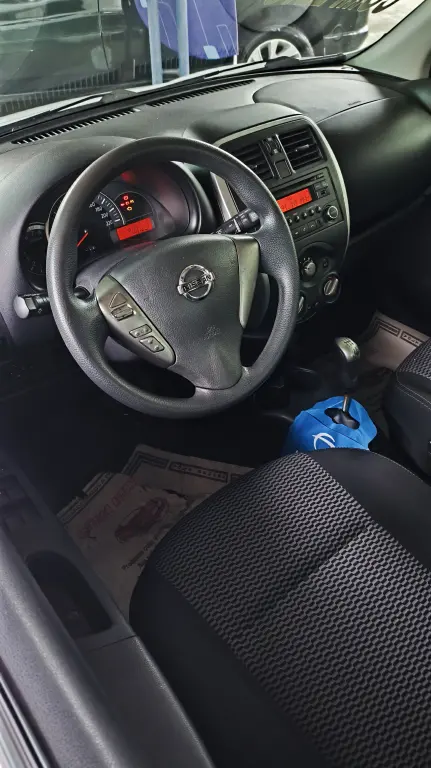 NISSAN March - Foto