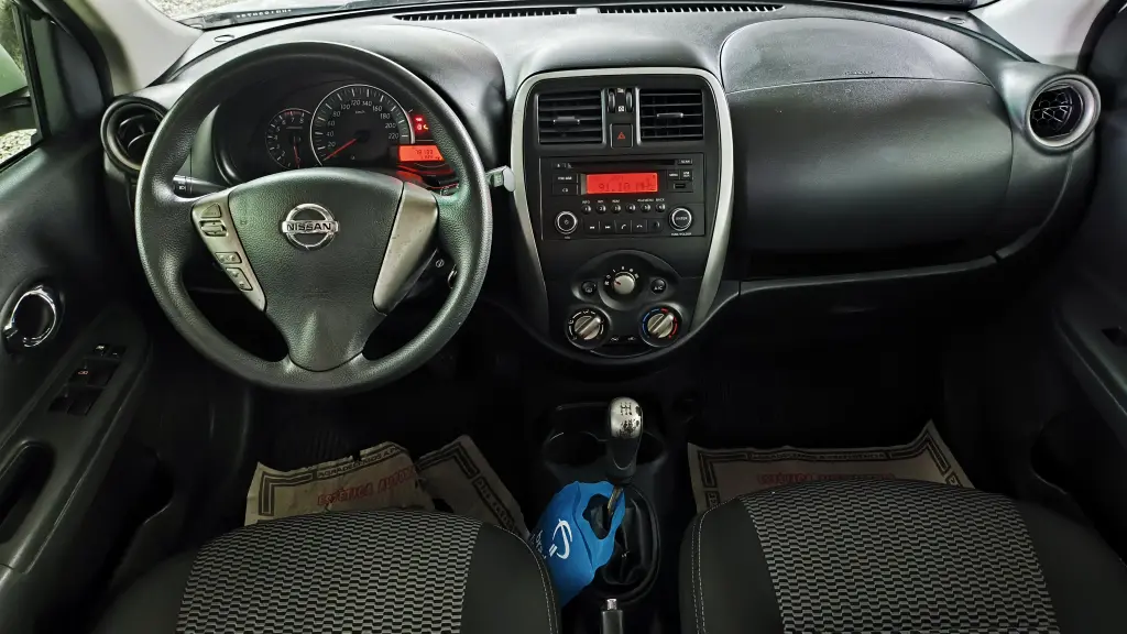 NISSAN March - Foto