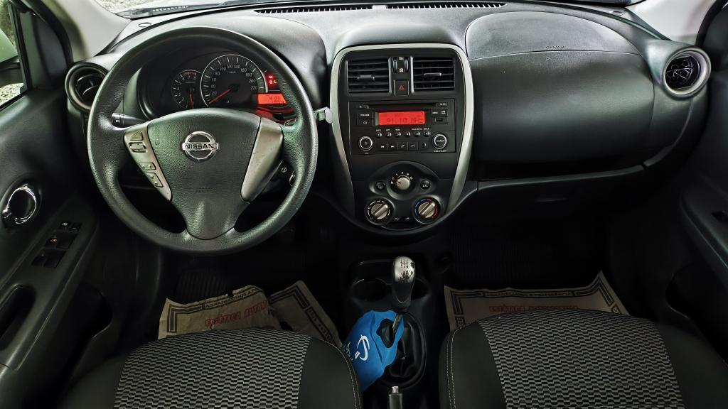 NISSAN March - Foto