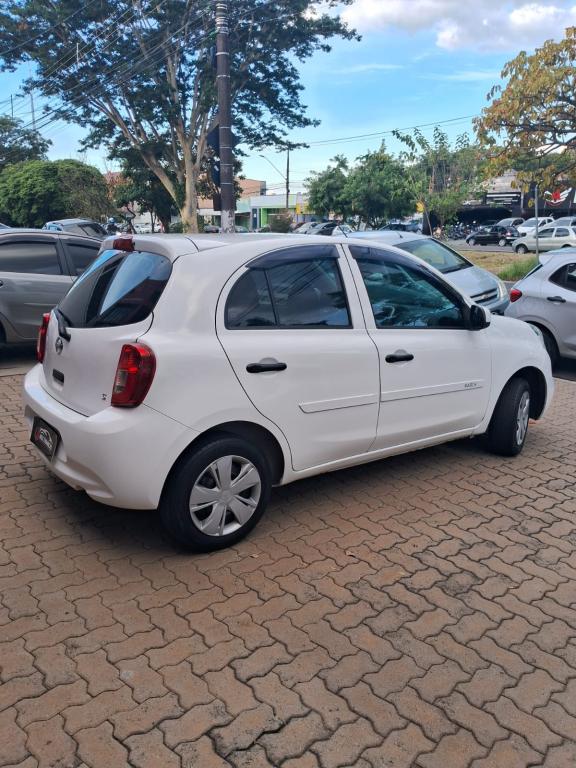 NISSAN March - Foto