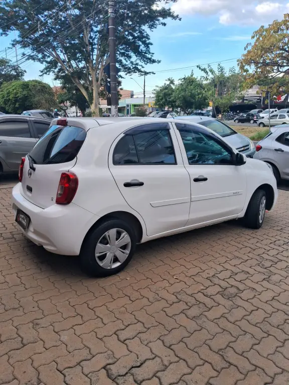 NISSAN March - Foto