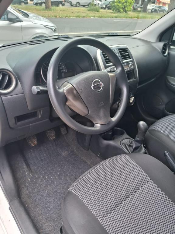 NISSAN March - Foto