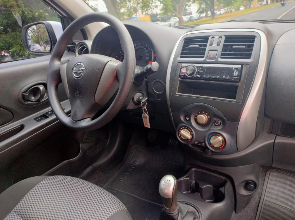 NISSAN March - Foto