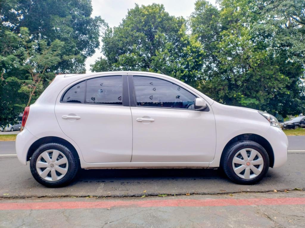NISSAN March - Foto