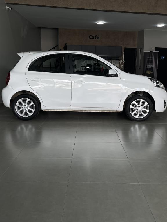 NISSAN March - Foto