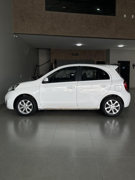 NISSAN March - Foto