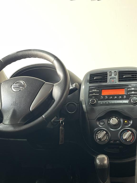 NISSAN March - Foto
