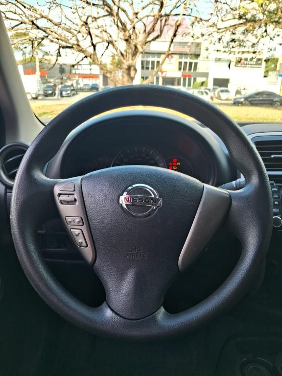NISSAN March - Foto