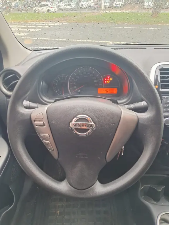 NISSAN March - Foto