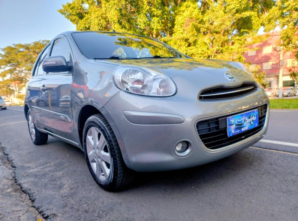 NISSAN March - Foto