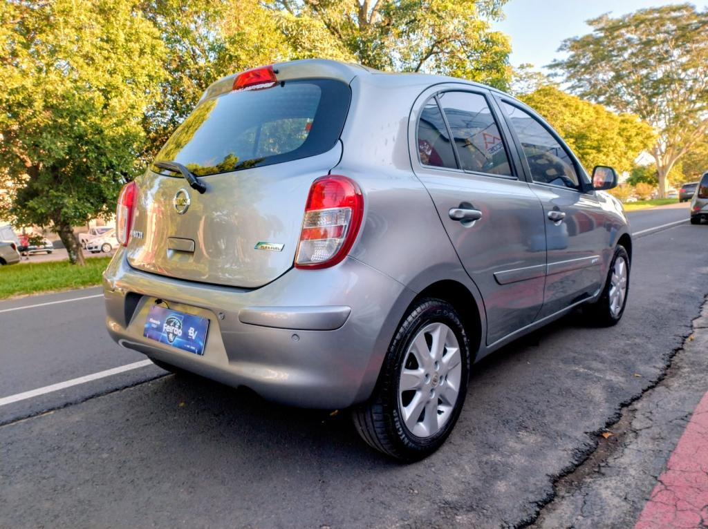 NISSAN March - Foto