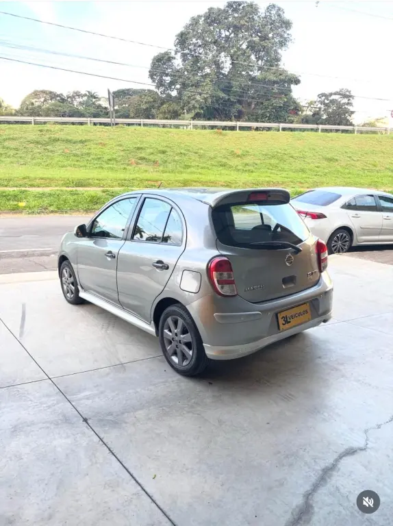 NISSAN March - Foto