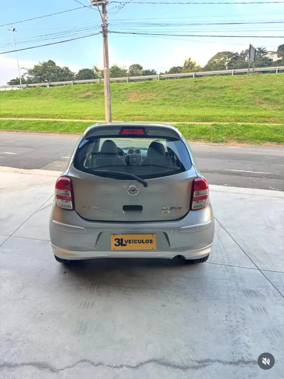 NISSAN March - Foto