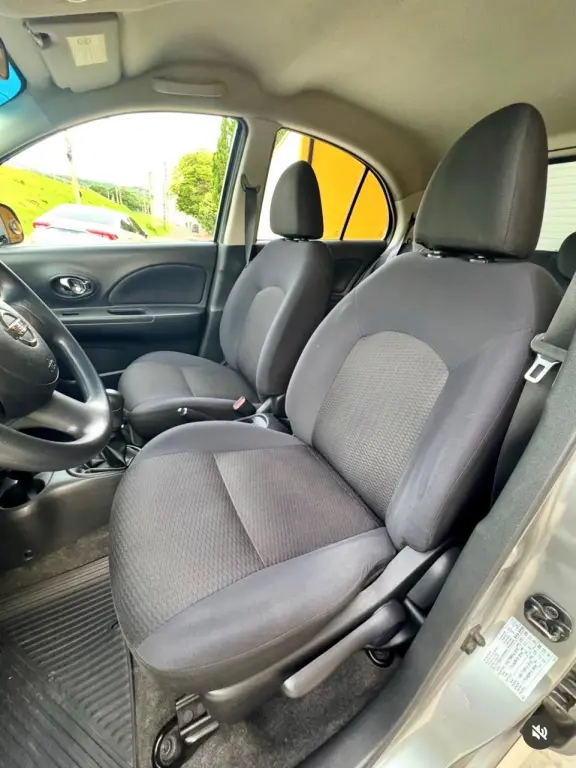 NISSAN March - Foto