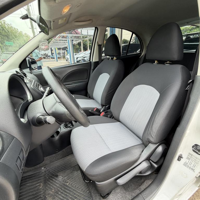 NISSAN March - Foto