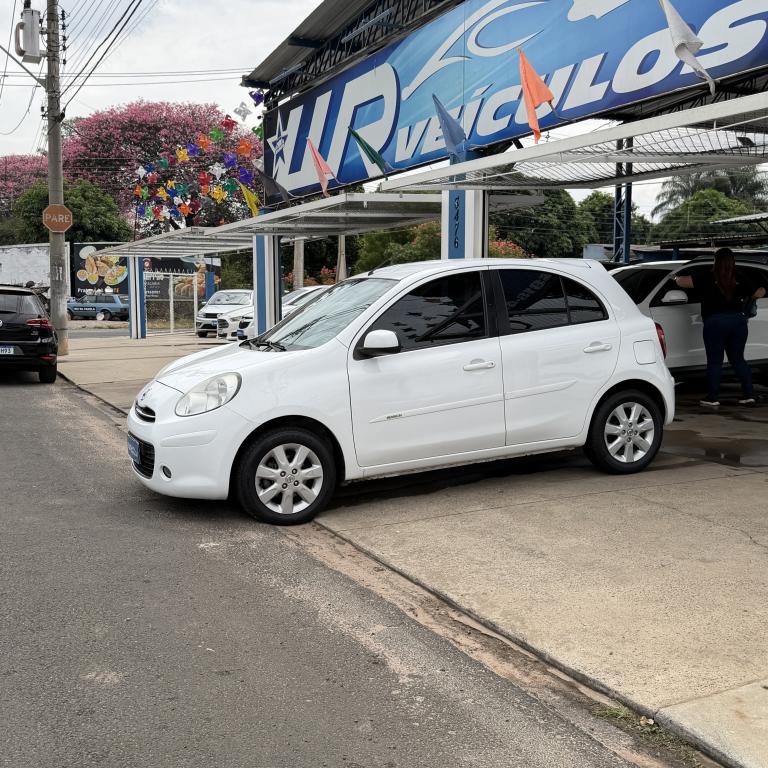 NISSAN March - Foto