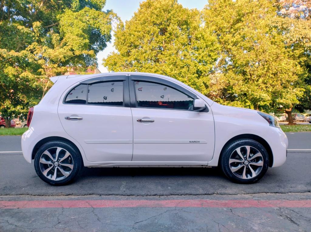 NISSAN March - Foto