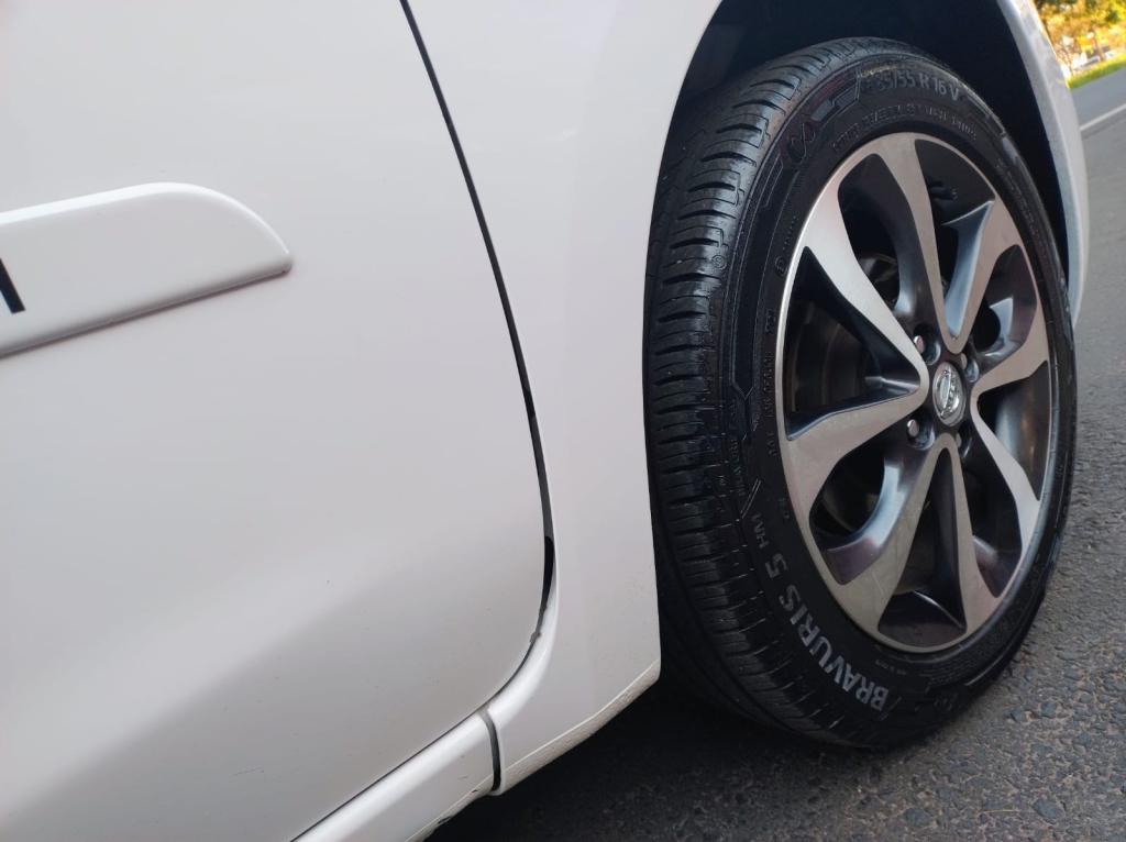 NISSAN March - Foto