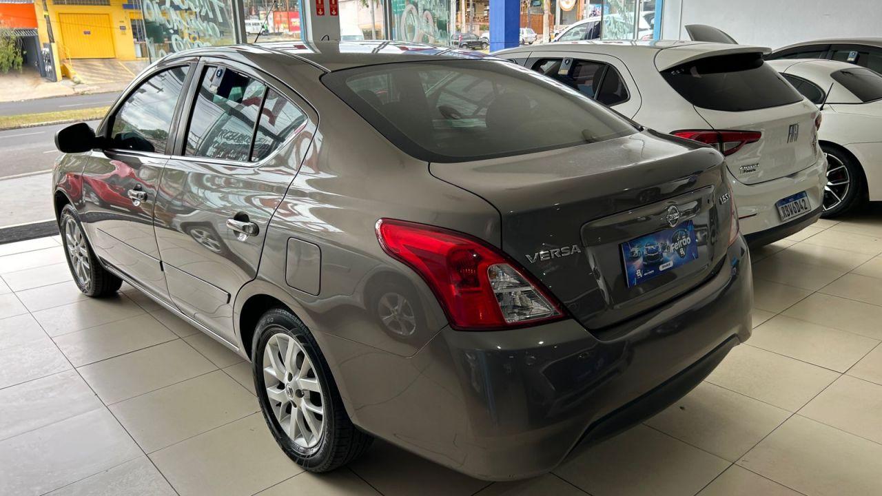 NISSAN Versa Sedan - Foto