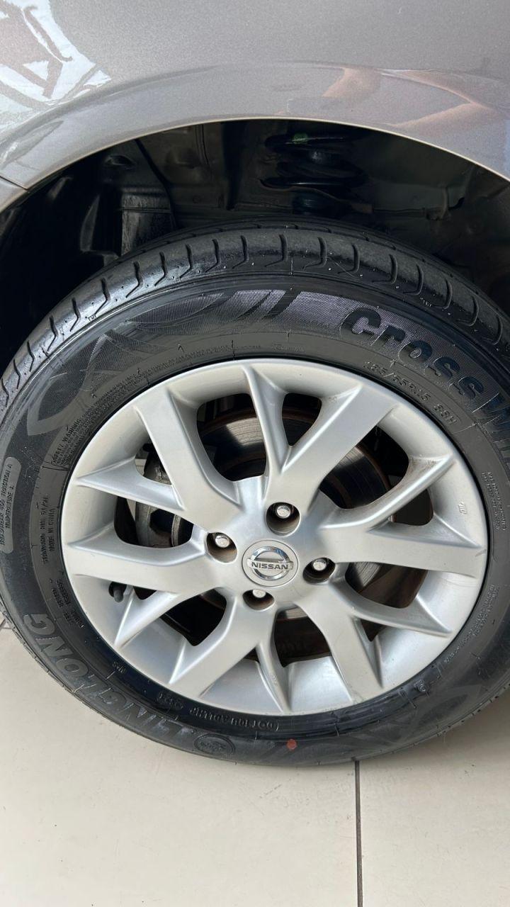 NISSAN Versa Sedan - Foto