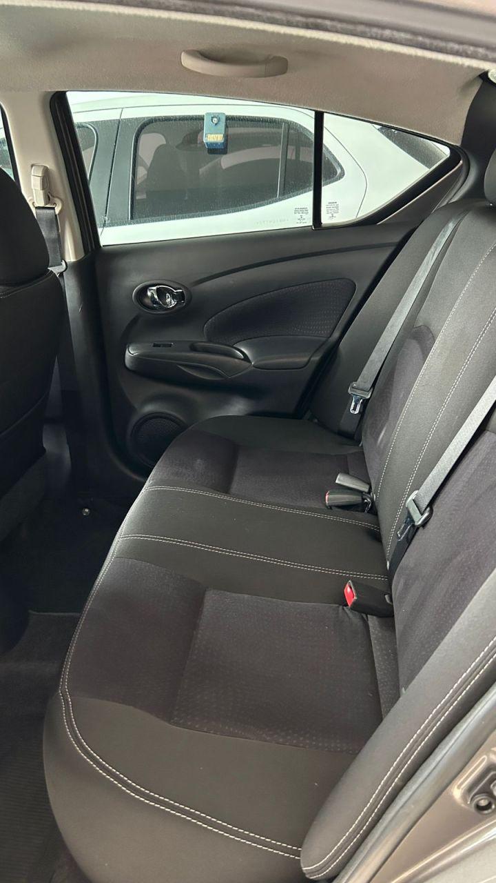 NISSAN Versa Sedan - Foto