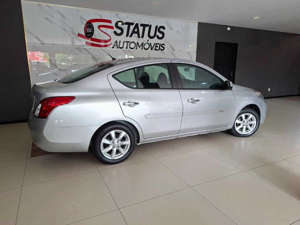 NISSAN Versa Sedan - Foto