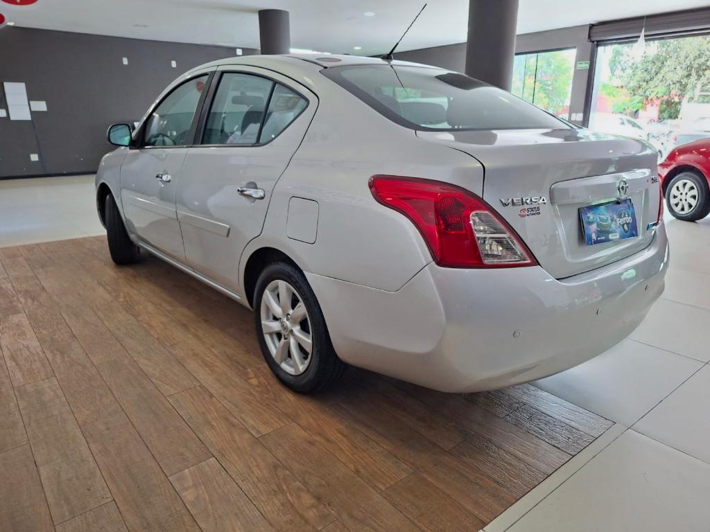 NISSAN Versa Sedan - Foto