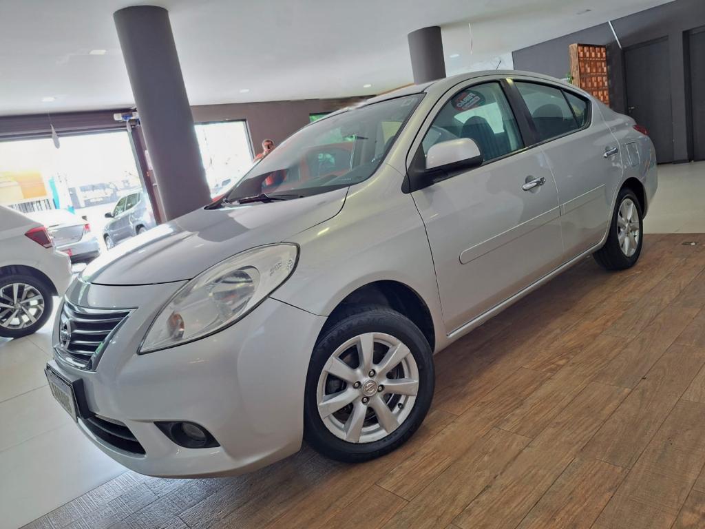 NISSAN Versa Sedan - Foto