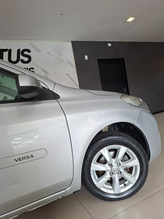 NISSAN Versa Sedan - Foto
