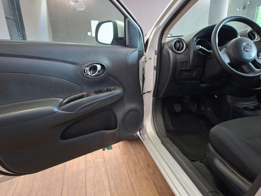 NISSAN Versa Sedan - Foto