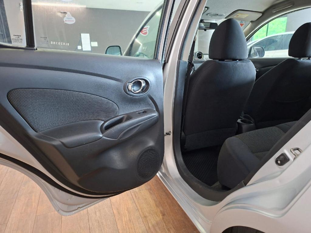 NISSAN Versa Sedan - Foto