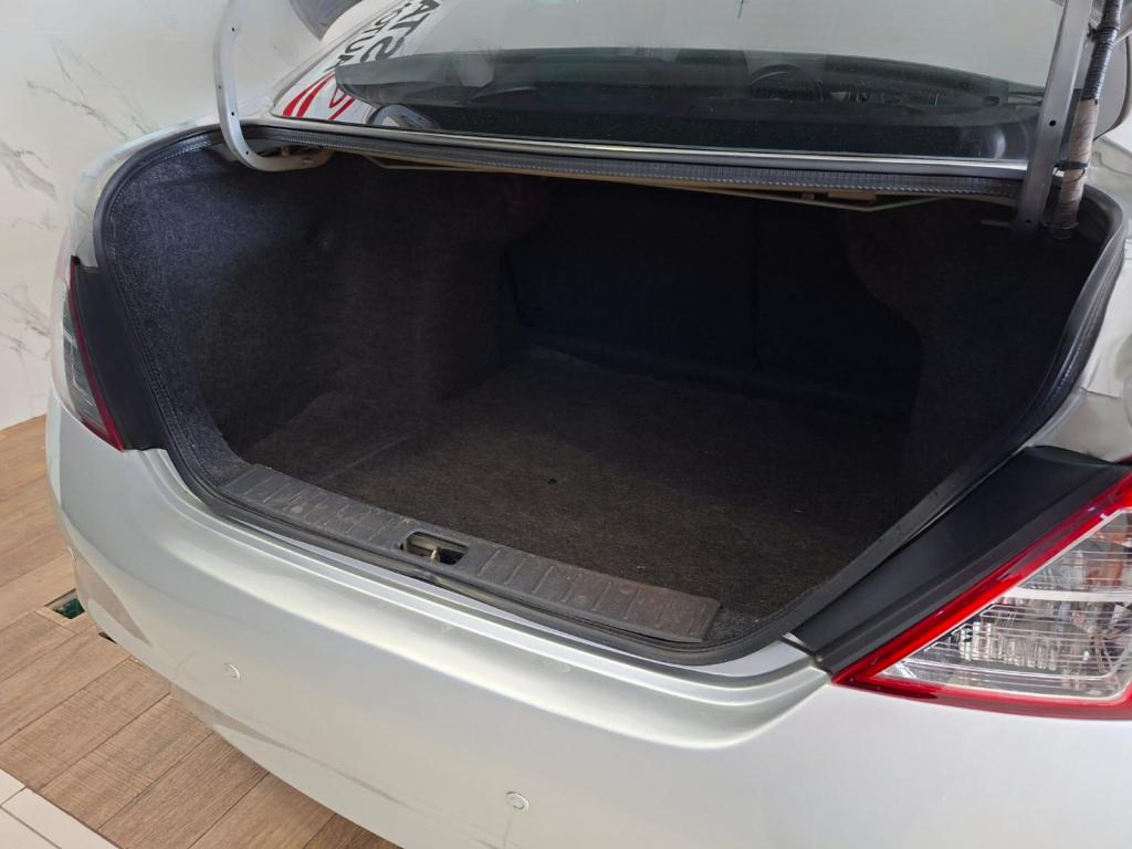 NISSAN Versa Sedan - Foto