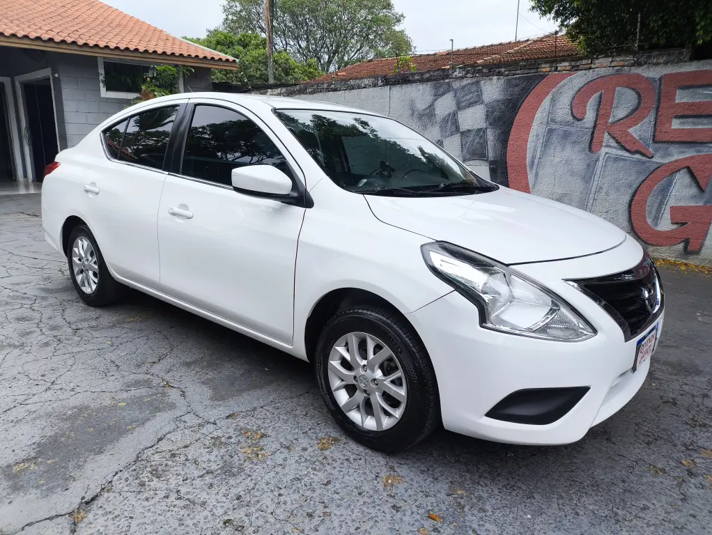 NISSAN Versa Sedan - Foto