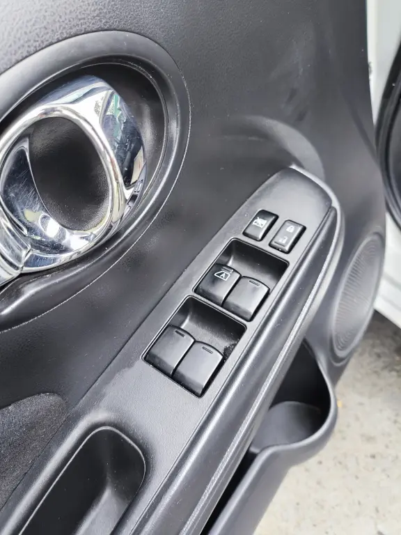 NISSAN Versa Sedan - Foto